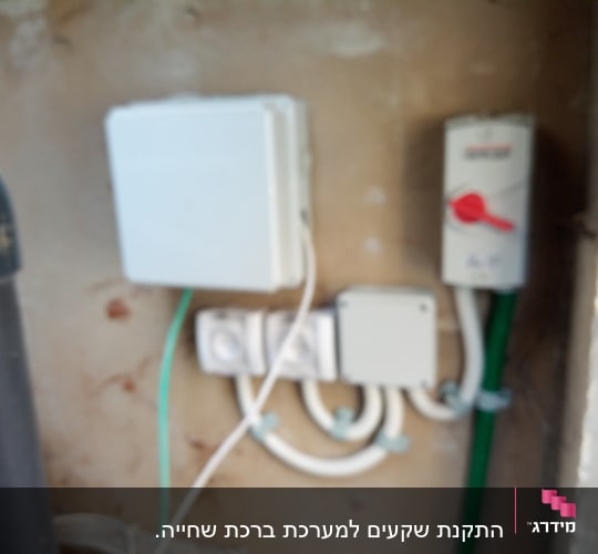 לוח חשמל עם כבלים ומתג אדום